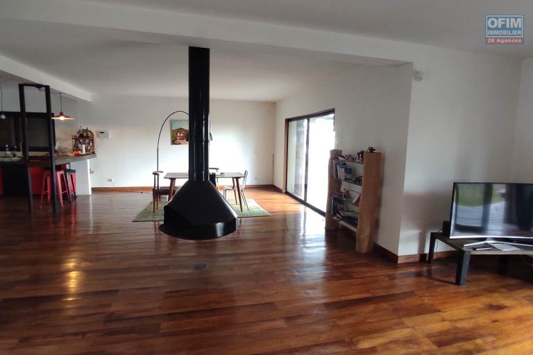 vente d'une belle propriété avec charmante ville F4 et studio avec vue sur Ambohibe ilafy