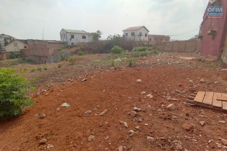 A vendre, un terrain de 493 m2 avec une belle vue, en bord de route principale goudronnée à Alasora- Antananarivo