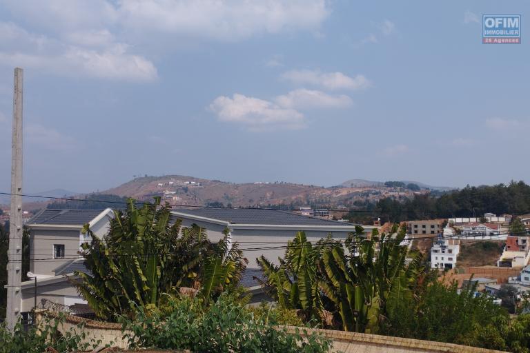 A vendre, un terrain de 493 m2 avec une belle vue, en bord de route principale goudronnée à Alasora- Antananarivo