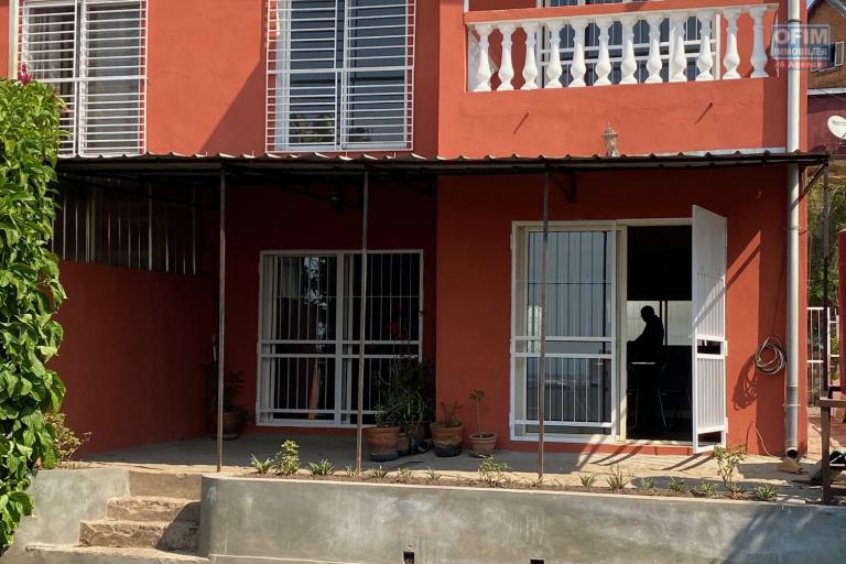 Une villa mitoyenne F5 semi meublée à étage à Isoraka