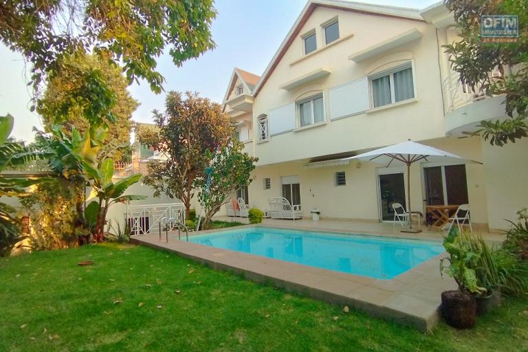 Prix en baisse!! Une très grande villa de 650 m2 habitable avec piscine sur 1300 m2 de terrain  à Ivandry Mahatony- Antananarivo