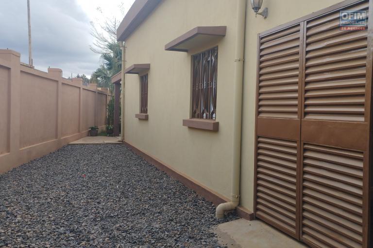 A vendre, une villa basse F4 sur 520 m2 de terrain à Alasora- Antananarivo