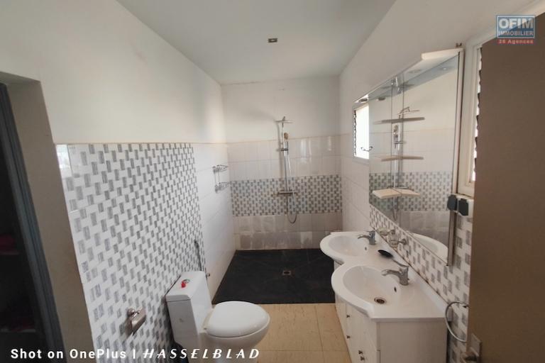 À VENDRE : Magnifique Villa F5 avec Piscine à Débordement à Ambohidratrimo