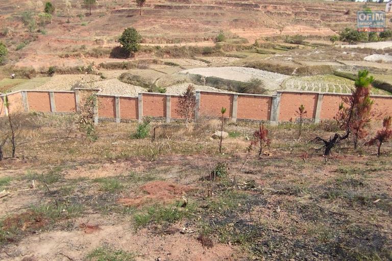 A vendre, une grande propriété de  1Ha, entièrement clôturé , à 2 KM de la résidence Panoramique Ambatobe- Antananarivo