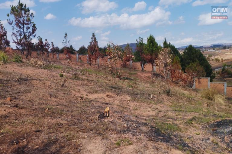 A vendre, une grande propriété de  1Ha, entièrement clôturé , à 2 KM de la résidence Panoramique Ambatobe- Antananarivo