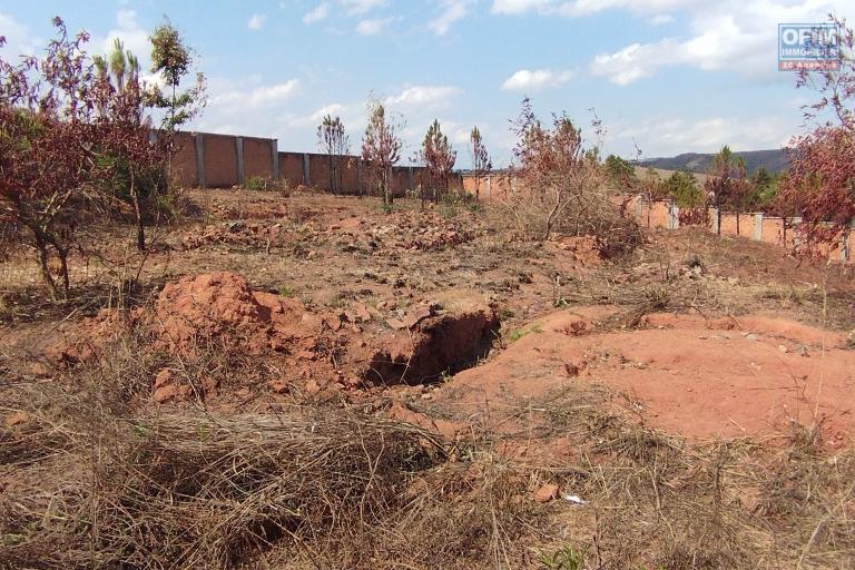 A vendre, une grande propriété de  1Ha, entièrement clôturé , à 2 KM de la résidence Panoramique Ambatobe- Antananarivo