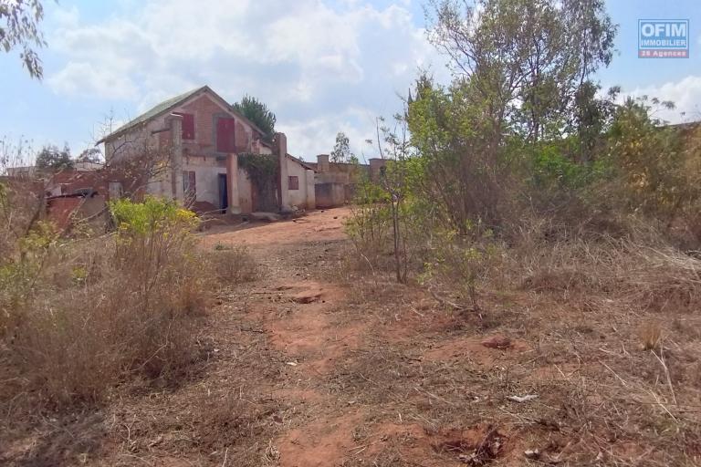 A vendre, une grande propriété de  1Ha, entièrement clôturé , à 2 KM de la résidence Panoramique Ambatobe- Antananarivo