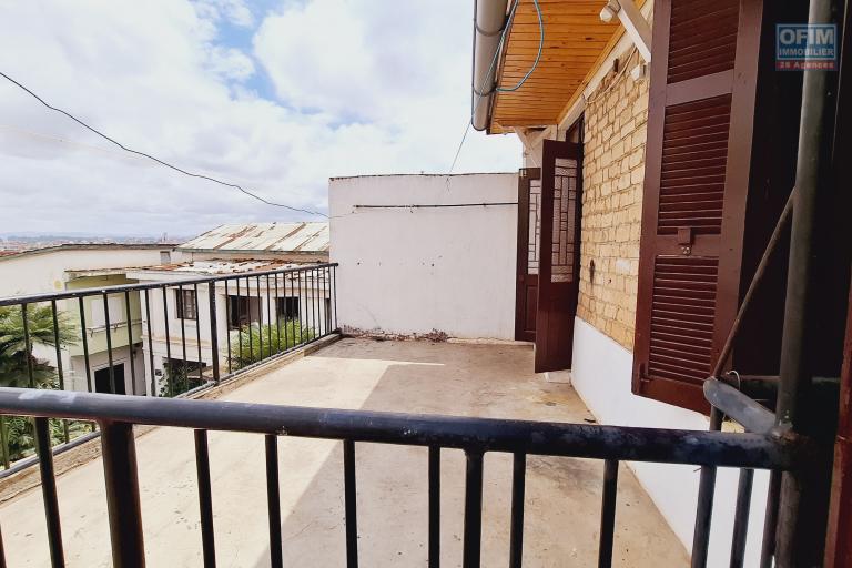 OFIM Immobilier loue une maison F5 avec Studio indépendant à 50m de la route principale sur Ambatomitsangana Ankadifotsy à usage commercial, professionnel ou habitation.