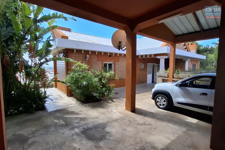 OFIM immobilier offre en location une villa F4 dans sise à Analamahitsy Ambatobe.