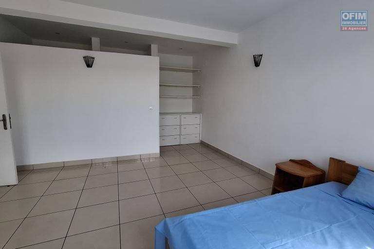 OFIM immobilier offre en location une villa F4 dans sise à Analamahitsy Ambatobe.