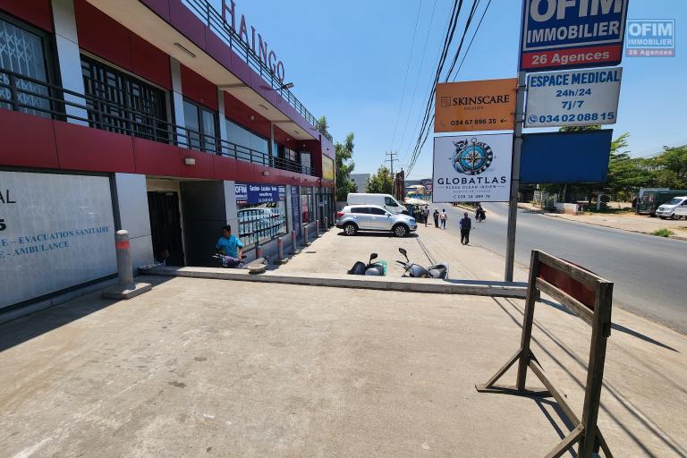 A louer espace commercial ou professionnel 42Mé de standing au rez-de-chaussée-de-chaussée avec parking privé bord de route principale très passante sur Ambohibao.