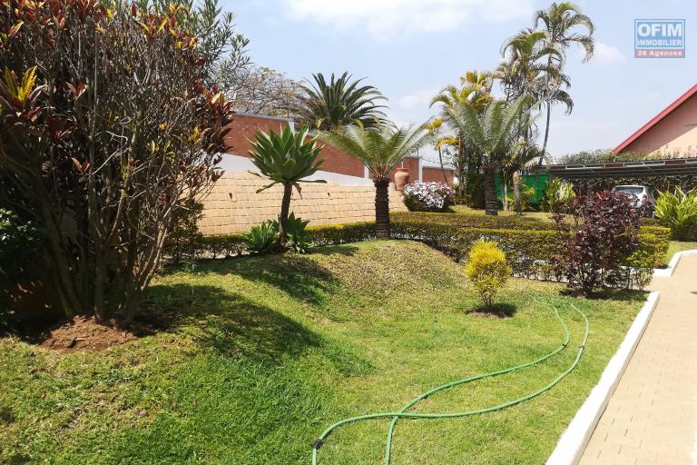 Une somptueuse villa F8 avec jardin à Ambatobe à 5mn à pied du Lycée Français