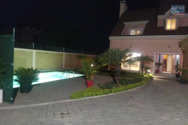 villa de standing de type F5 avec piscine  + grand studio à Ambatobe LOUEE