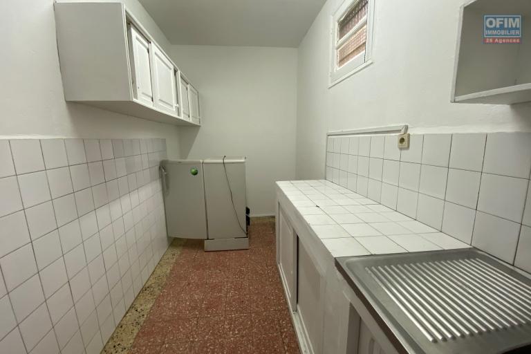 Un appartement T3 semi meublé à Amparibe