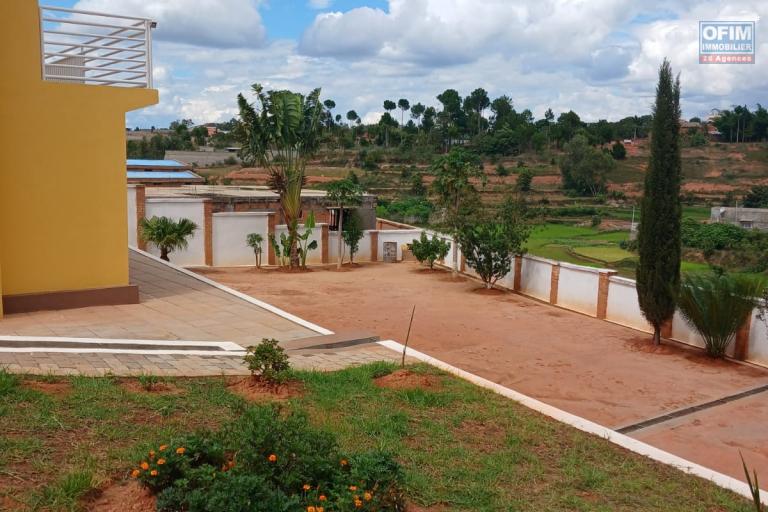 A vendre, une villa neuve F5 sur 1106 m2 de terrain à Alakamisy Ambohidratrimo- Antananarivo