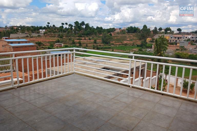 A vendre, une villa neuve F5 sur 1106 m2 de terrain à Alakamisy Ambohidratrimo- Antananarivo