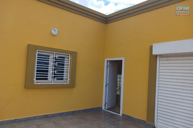 A vendre, une villa neuve F5 sur 1106 m2 de terrain à Alakamisy Ambohidratrimo- Antananarivo