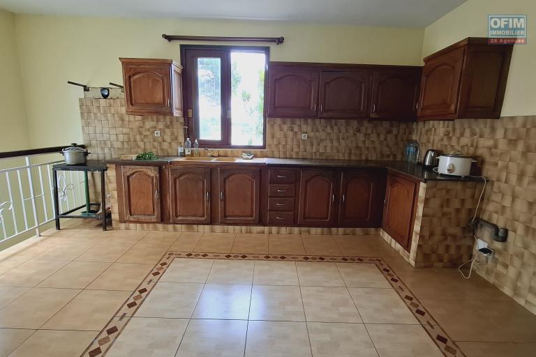 Pur vos projets professionnels ou personnels, OFIM loue une villa F6 avec des chambres attenantes sur Talatamaty en bord de route. DISPONIBLE