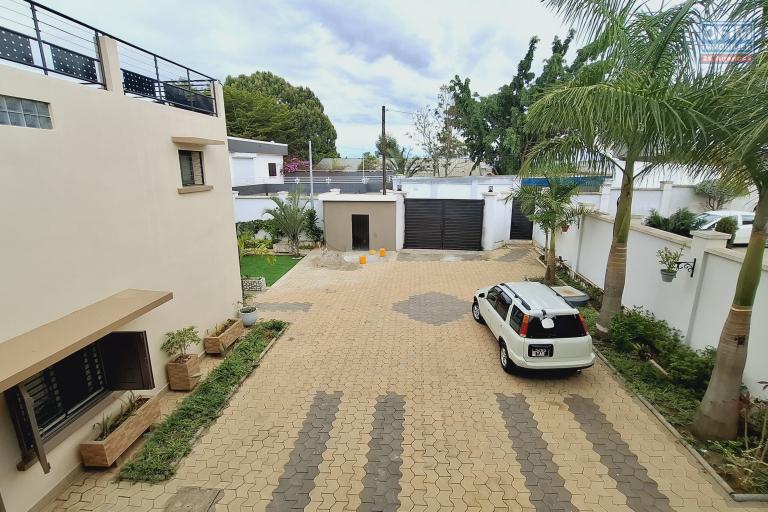 OFIM immobilier loue une villa F6 meublée équipée sur Ambohijanahary Ivato dans un quartier calme et résidentiel.DISPONIBLE