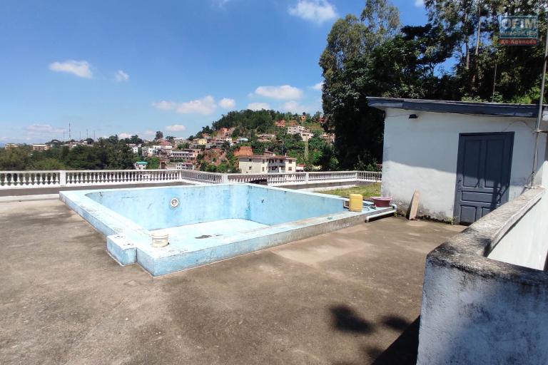 vente d'une spacieuse villa de type F6  avec piscine et toit terrasse  avec vue imprenable située à Tsimbazaza