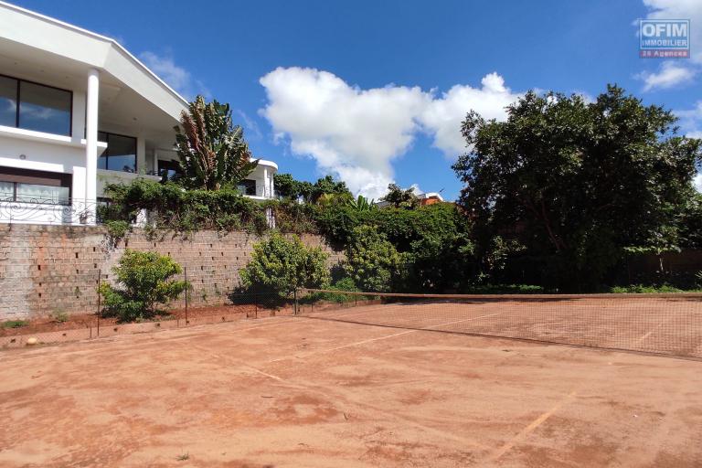 Une Villa d'architecte , de standing meublée et équipée avec terrain de tennis  à Talatamaty