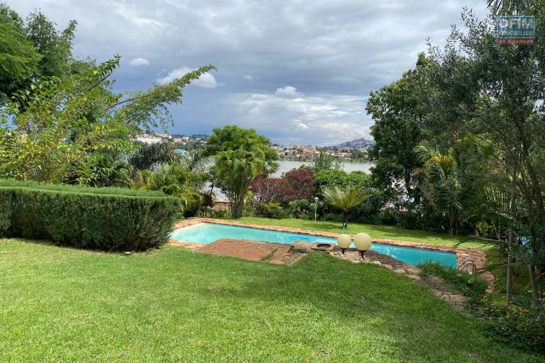 Une villa F4 de plain pied avec piscine et vue sur Masay à Ivandry