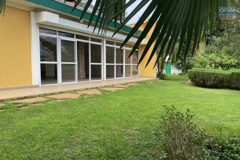 Une villa F4 de plain pied avec piscine et vue sur Masay à Ivandry