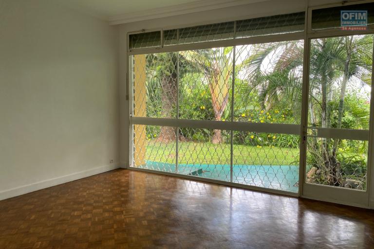 Une villa F4 de plain pied avec piscine et vue sur Masay à Ivandry