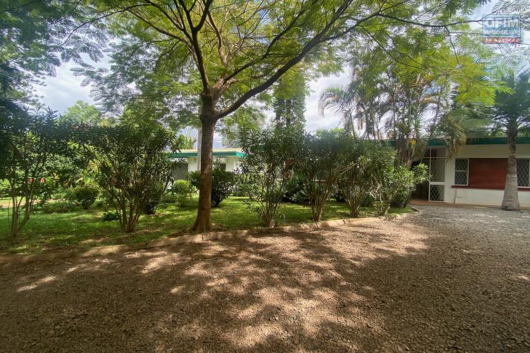 Une villa F4 de plain pied avec piscine et vue sur Masay à Ivandry