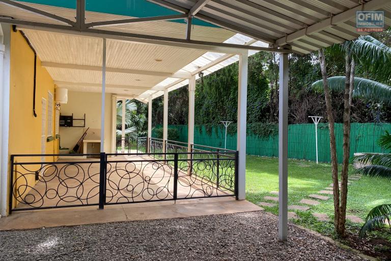 Une villa F4 de plain pied avec piscine et vue sur Masay à Ivandry