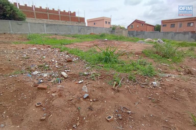 Beau terrain plat de 1000 m2, clôturé, prêt à bâtir sur Ambohidratrimo