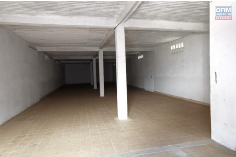 Deux entrepôts de 420m2 et 324m2 à Tanjombato