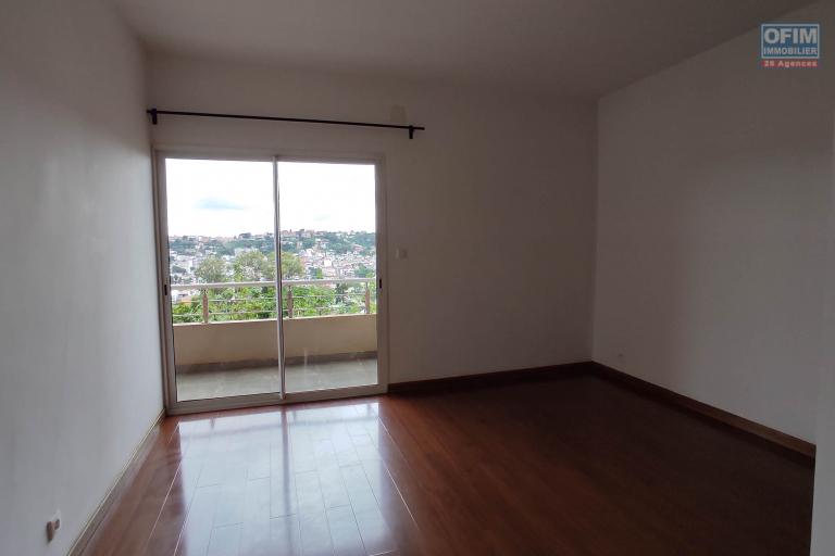 bel appartement T3 avec vue à Andrainarivo