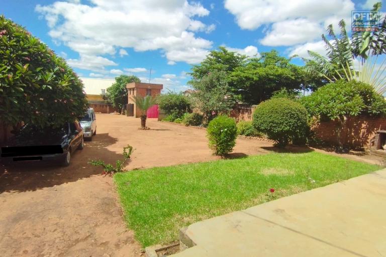 A vendre, une villa basse F5 sur 1020 m2 de terrain sur Antsofinondry- Antananarivo