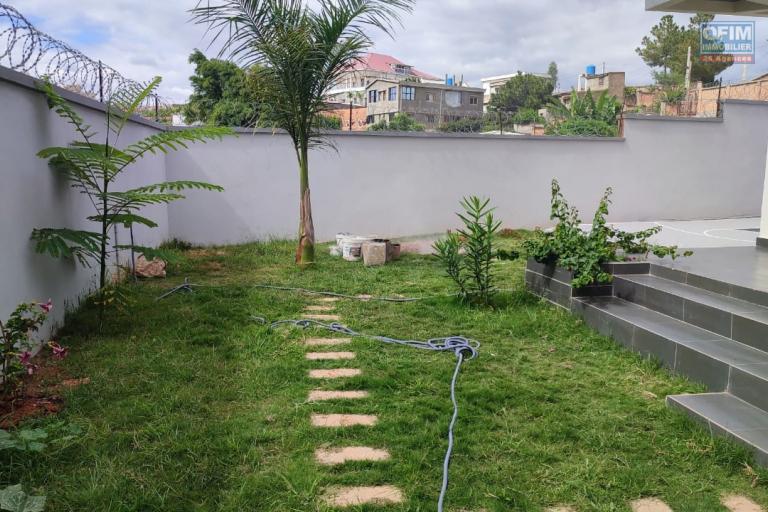 A vendre, une grande villa neuve  F8 sur 500 m2 de terrain à Ambohijanaka Lohanosy- Antananarivo