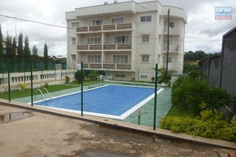 A louer un appartement meublé de type  T3 avec piscine situé à Ambohibao Morondava  dans un immeuble bien sécurisé (NON DISPONIBLE))