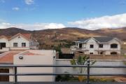 À louer une villa neuve à étage de type F5 idéal pour les personnes qui aiment le calme et l'air pure avec vue dégagée sur des montagnes sise à Iavoloha Ambohijanaka