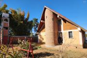 Maison à étage écologique de type F2 avec mezzanine bord du lac à louer courteoulonguedurée, dans un endroit calme avec vue imprenable à quelques kilomètres de l'aéroport situé à Patrakala Ambatolampy Tsimahafotsy.