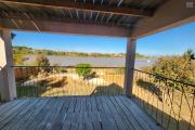 Maison à étage écologique de type F2 avec mezzanine bord du lac à louer courteoulonguedurée, dans un endroit calme avec vue imprenable à quelques kilomètres de l'aéroport situé à Patrakala Ambatolampy Tsimahafotsy.