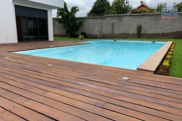 A louer une villa F5 avec piscine à Ambatobe Antananarivo ( LOUE)