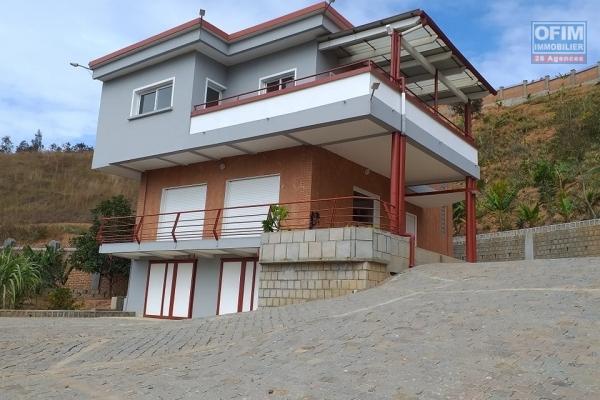 OFIM Immobilier offre en location une villa F4 neuve dans une vaste résidence plus d'1ha à Manazary Ilafy qui est à 15min du leader Price Ambatobe.LOUE