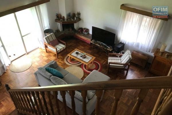 OFIM immobilier offre en location une charmante villa à étage meublée et équipée sur un terrain de 2500m2 sis à Ambohimangakely et vers la route RN2.DISPONIBLE