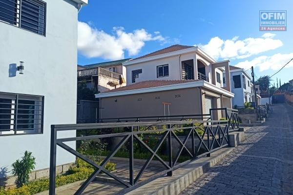 OFIM immobilier offre en location deux villas disponible de suite dans une petite résidence sécurisées 24/24 sise à Itaosy à 4min à partir de la Galana Andranonahoatra.DISPONIBLE