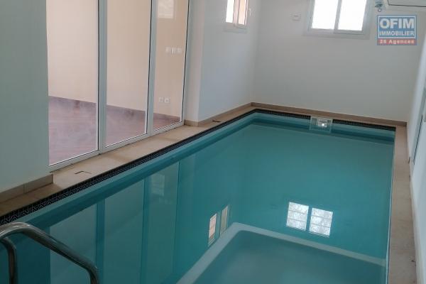 À louer un appartement de standing type T3 avec piscine privative à l'intérieur au rez-de-chaussée d'un bâtiment situé dans un quartier calme et résidentiel à Androhibe Ivandry. (NON DISPONIBLE)