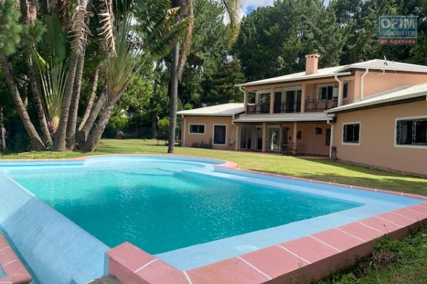 Une villa F7 avec beau jardin et piscine à débordement à Ambatobe d'un terrain de 2 500m2( NON DISPONIBLE )