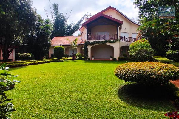 A louer une grande et jolie villa F5  avec piscine dans un quartier très calme à Ivandry.DISPONIBLE