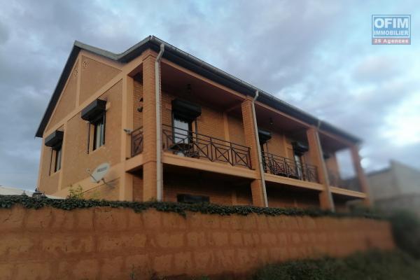 À louer une villa de standing style maison traditionnelle de type F5 avec piscine dans un quartier calme et reposant à 15 minutes d'Ivandry sur la nouvelle rocade Tsarasaotra sis à Ambatolampy Tsimahafotsy.