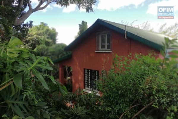 En location une belle maison avec mezzanine entièrement meublée et équipée dans un cadre verdoyant, calme et sécurisé sis à Ambohijanahary Ambohibao