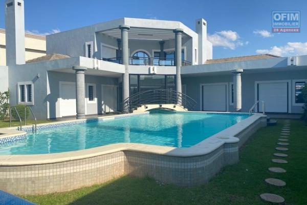 Une villa F5 avec piscine dans une résidence à Ivandry