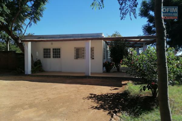 À louer une villa plain pied de type F3 semi meublée idéale pour se reposer dans un quartier calme d'Ambohimanga Rova